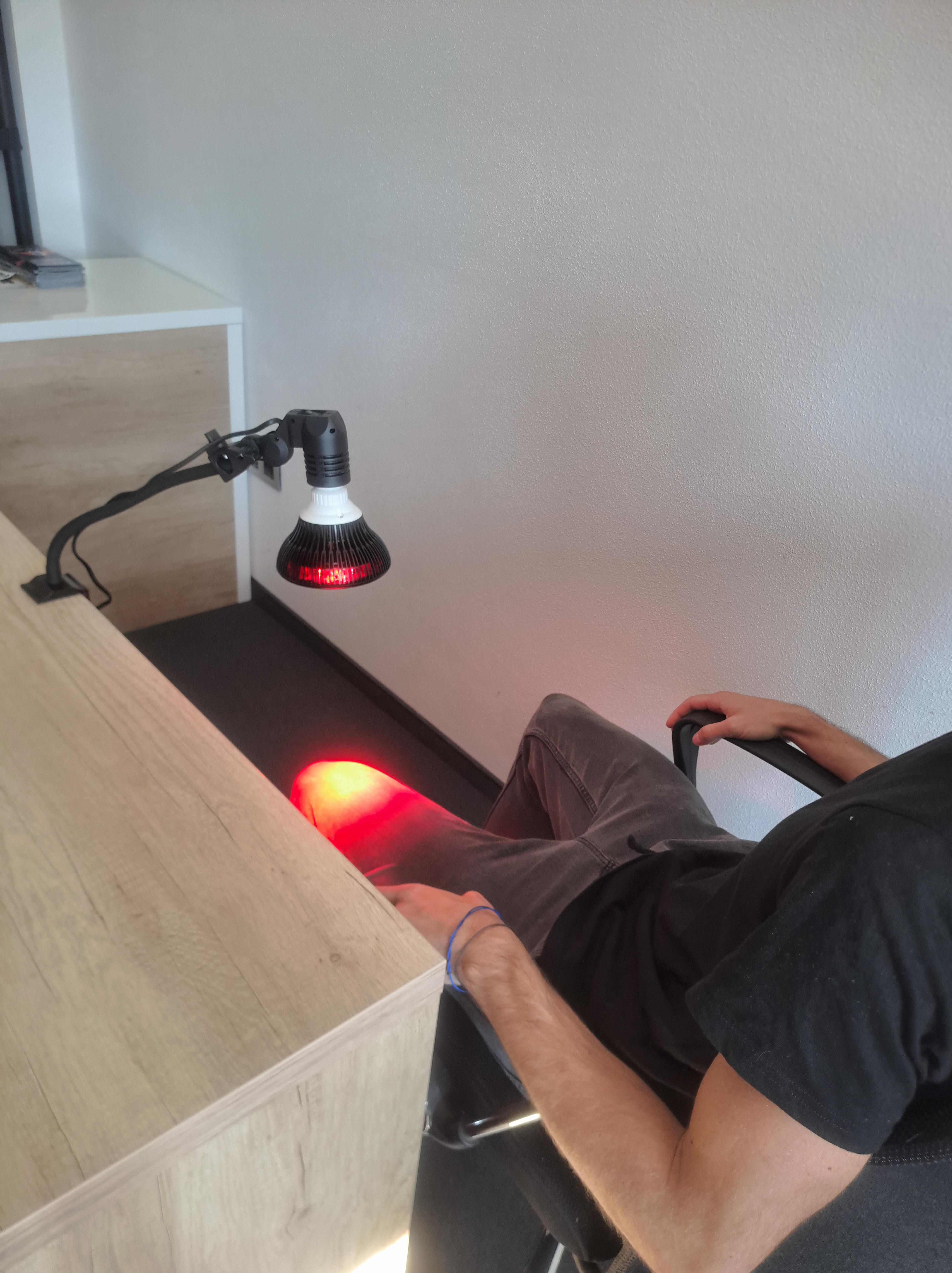 Mitochondriak - red, nir and UV light therapy devices, blue light blocking glasses and indoor lightning solutions